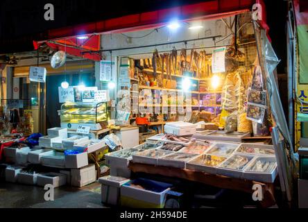 Sang-Woos Fischgeschäft in der Netflix-Serie „Squid Game“, 3. Nov 2021 : Sang-Woos Fischgeschäft, das in der Netflix-Serie „Squid Game“ in Seoul, Südkorea, erscheint. Der ursprüngliche Name des Ladens ist 'Pardo Dried Fish Store' und liegt im Baekwoon Marktplatz in Ssangmun-dong, einem der weniger entwickelten Gebiete in Seoul. Kredit: Lee Jae-won/AFLO/Alamy Live Nachrichten Stockfoto