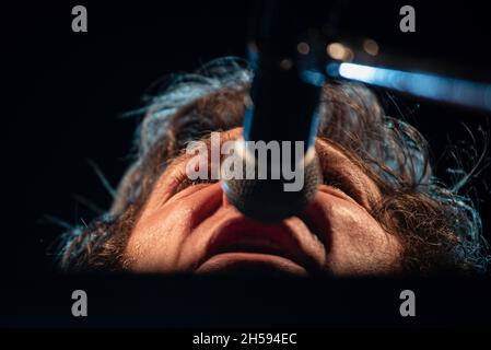 Buenos Aires, Argentinien. November 2021. Javier Milei, stellvertretender Kandidat der Stadt Buenos Aires für die Partei „Libertad Avanza“, spricht während einer Wahlkampfveranstaltung in Buenos Aires mit seinen Fans. Kredit: SOPA Images Limited/Alamy Live Nachrichten Stockfoto