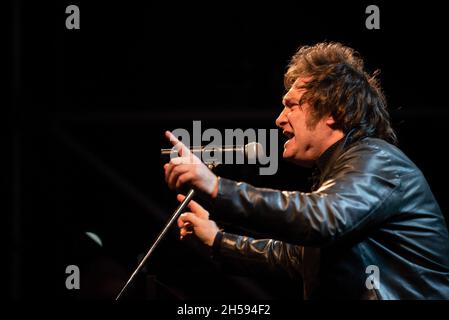 Buenos Aires, Argentinien. November 2021. Javier Milei, stellvertretender Kandidat der Stadt Buenos Aires für die Partei „Libertad Avanza“, spricht während einer Wahlkampfveranstaltung in Buenos Aires mit seinen Fans. Kredit: SOPA Images Limited/Alamy Live Nachrichten Stockfoto