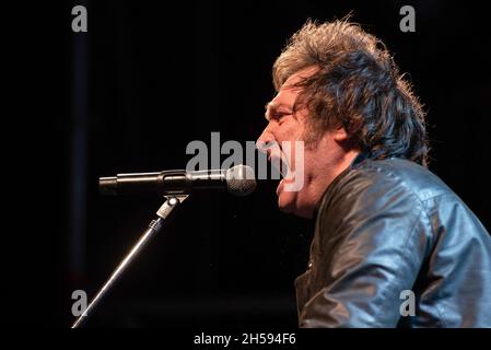 Buenos Aires, Argentinien. November 2021. Javier Milei, stellvertretender Kandidat der Stadt Buenos Aires für die Partei „Libertad Avanza“, spricht während einer Wahlkampfveranstaltung in Buenos Aires mit seinen Fans. Kredit: SOPA Images Limited/Alamy Live Nachrichten Stockfoto