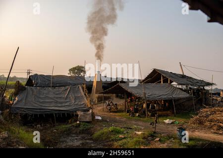 Roorkee, Indien. November 2021. Im unteren Teil von Roorkee arbeitet die Produktionseinheit für Jaggery in vollem Gange.die Herstellung von Jaggery aus Zuckerrohrsaft ist in vielen Teilen Indiens eine traditionelle ländliche Industrie. Mehr als 70 % der weltweiten Produktion von Jaggery werden von Indien produziert. Kredit: SOPA Images Limited/Alamy Live Nachrichten Stockfoto