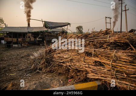 Roorkee, Indien. November 2021. Im unteren Teil von Roorkee arbeitet die Produktionseinheit für Jaggery in vollem Gange.die Herstellung von Jaggery aus Zuckerrohrsaft ist in vielen Teilen Indiens eine traditionelle ländliche Industrie. Mehr als 70 % der weltweiten Produktion von Jaggery werden von Indien produziert. Kredit: SOPA Images Limited/Alamy Live Nachrichten Stockfoto