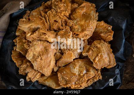 Roorkee, Indien. November 2021. Jaggery für den Export in einer Jaggery-Produktionseinheit im unteren Teil von Roorkee.die Herstellung von Jaggery aus Zuckerrohrsaft ist eine traditionelle ländliche Industrie in vielen Teilen Indiens. Mehr als 70 % der weltweiten Produktion von Jaggery werden von Indien produziert. (Foto von Pradeep Gaur/SOPA Images/Sipa USA) Quelle: SIPA USA/Alamy Live News Stockfoto