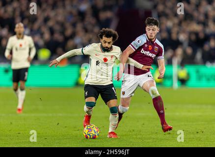 London, Großbritannien. November 2021. Mohamed Salah (C) aus Liverpool wird am 7. November 2021 vom West Ham United-Spieler Declan Rcy (R) während des Spiels der englischen Premier League zwischen West Ham United und Liverpool in London, Großbritannien, herausgefordert. Quelle: Xinhua/Alamy Live News Stockfoto