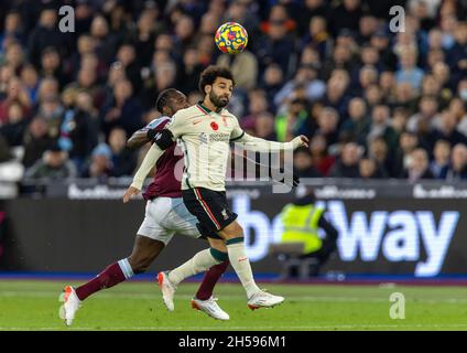 London, Großbritannien. November 2021. Mohamed Salah (Front) aus Liverpool tritt am 7. November 2021 beim Spiel der englischen Premier League zwischen West Ham United und Liverpool in London, Großbritannien, an. Quelle: Xinhua/Alamy Live News Stockfoto