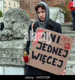 Krakau, Polen. November 2021. Ein Protestler hält während des Protestes ein Plakat. Tausende gehen nach dem Tod der 30-jährigen Izabela (Iza), die in der 22. Schwangerschaftswoche starb, auf die Straßen Polens, weil Ärzte den sterbenden Fohne nach dem Anti-Abtreibungsgesetz nicht abtrieben. Kredit: SOPA Images Limited/Alamy Live Nachrichten Stockfoto