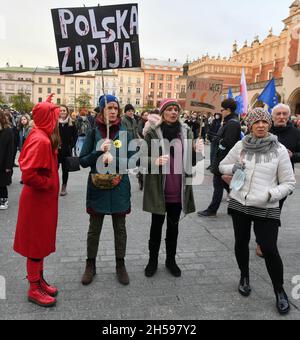 Krakau, Polen. November 2021. Ein Protestler hält während des Protestes ein Plakat. Tausende gehen nach dem Tod der 30-jährigen Izabela (Iza), die in der 22. Schwangerschaftswoche starb, auf die Straßen Polens, weil Ärzte den sterbenden Fohne nach dem Anti-Abtreibungsgesetz nicht abtrieben. Kredit: SOPA Images Limited/Alamy Live Nachrichten Stockfoto