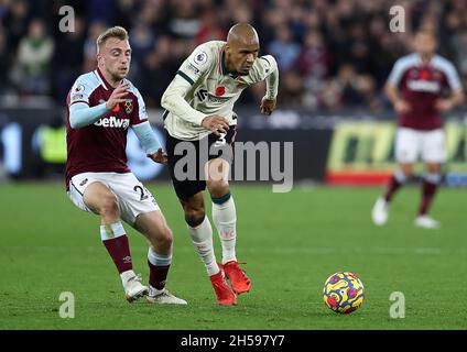 London, England, 7. November 2021. Fabinha von Liverpool wird während des Spiels der Premier League im Londoner Stadion von West Ham United von Jarrod Bowen herausgefordert. Bildnachweis sollte lauten: Paul Terry / Sportimage Kredit: Sportimage/Alamy Live News Stockfoto