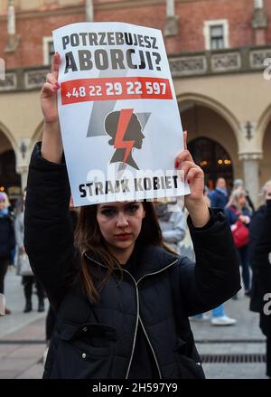 Krakau, Polen. November 2021. Ein Protestler hält während des Protestes ein Plakat. Tausende gehen nach dem Tod der 30-jährigen Izabela (Iza), die in der 22. Schwangerschaftswoche starb, auf die Straßen Polens, weil Ärzte den sterbenden Fohne nach dem Anti-Abtreibungsgesetz nicht abtrieben. Kredit: SOPA Images Limited/Alamy Live Nachrichten Stockfoto