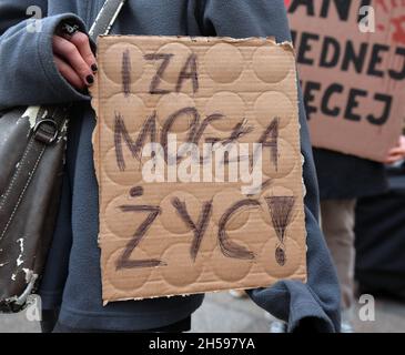 Krakau, Polen. November 2021. Ein Protestler hält während des Protestes ein Plakat. Tausende gehen nach dem Tod der 30-jährigen Izabela (Iza), die in der 22. Schwangerschaftswoche starb, auf die Straßen Polens, weil Ärzte den sterbenden Fohne nach dem Anti-Abtreibungsgesetz nicht abtrieben. Kredit: SOPA Images Limited/Alamy Live Nachrichten Stockfoto