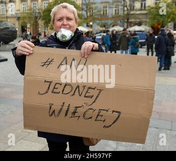 Krakau, Polen. November 2021. Ein Protestler hält während des Protestes ein Plakat. Tausende gehen nach dem Tod der 30-jährigen Izabela (Iza), die in der 22. Schwangerschaftswoche starb, auf die Straßen Polens, weil Ärzte den sterbenden Fohne nach dem Anti-Abtreibungsgesetz nicht abtrieben. Kredit: SOPA Images Limited/Alamy Live Nachrichten Stockfoto