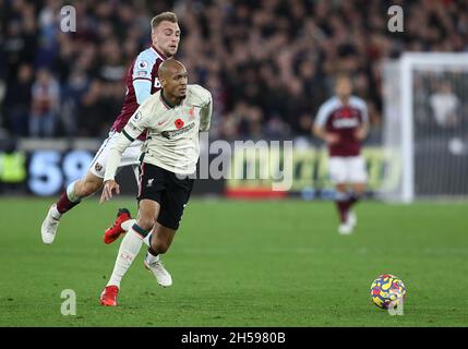 London, England, 7. November 2021. Fabinha von Liverpool wird während des Spiels der Premier League im Londoner Stadion von West Ham United von Jarrod Bowen herausgefordert. Bildnachweis sollte lauten: Paul Terry / Sportimage Kredit: Sportimage/Alamy Live News Stockfoto