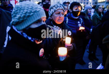 Krakau, Polen. November 2021. Ältere Demonstranten wurden während des Protestes mit angezündeten Kerzen gesehen. Tausende gehen nach dem Tod der 30-jährigen Izabela (Iza), die in der 22. Schwangerschaftswoche starb, auf die Straßen Polens, weil Ärzte den sterbenden Fohne nach dem Anti-Abtreibungsgesetz nicht abtrieben. Kredit: SOPA Images Limited/Alamy Live Nachrichten Stockfoto
