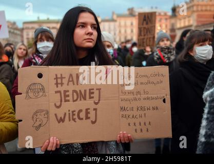 Krakau, Polen. November 2021. Ein Protestler hält während des Protestes ein Plakat. Tausende gehen nach dem Tod der 30-jährigen Izabela (Iza), die in der 22. Schwangerschaftswoche starb, auf die Straßen Polens, weil Ärzte den sterbenden Fohne nach dem Anti-Abtreibungsgesetz nicht abtrieben. Kredit: SOPA Images Limited/Alamy Live Nachrichten Stockfoto