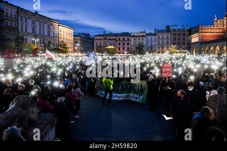 Krakau, Polen. November 2021. Tausende von Menschen, die während des Protestes auf dem Hauptplatz in Krakau mit Lichtern auf ihren Telefonen gesehen wurden. Tausende gehen nach dem Tod der 30-jährigen Izabela (Iza), die in der 22. Schwangerschaftswoche starb, auf die Straßen Polens, weil Ärzte den sterbenden Fohne nach dem Anti-Abtreibungsgesetz nicht abtrieben. Kredit: SOPA Images Limited/Alamy Live Nachrichten Stockfoto