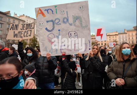 Krakau, Polen. November 2021. Ein Protestler hält während des Protestes ein Plakat. Tausende gehen nach dem Tod der 30-jährigen Izabela (Iza), die in der 22. Schwangerschaftswoche starb, auf die Straßen Polens, weil Ärzte den sterbenden Fohne nach dem Anti-Abtreibungsgesetz nicht abtrieben. Kredit: SOPA Images Limited/Alamy Live Nachrichten Stockfoto