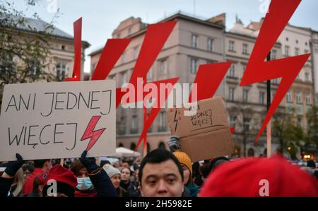 Krakau, Polen. November 2021. Während des Protestes halten die Demonstranten Plakate und rote Bolzenschilder.Tausende gehen nach dem Tod der 30-jährigen Izabela (Iza), die in der 22. Schwangerschaftswoche starb, auf die Straßen Polens, weil Ärzte den sterbenden Fötus nach dem Anti-Abtreibungsgesetz nicht abgesetzt haben. Kredit: SOPA Images Limited/Alamy Live Nachrichten Stockfoto