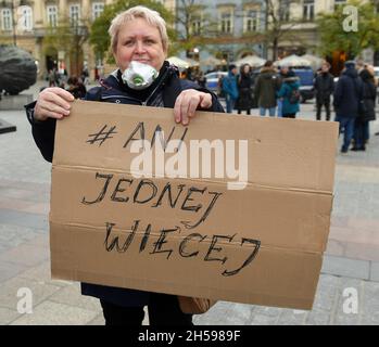 Krakau, Polen. November 2021. Ein Protestler hält während des Protestes ein Plakat. Tausende gehen nach dem Tod der 30-jährigen Izabela (Iza), die in der 22. Schwangerschaftswoche starb, auf die Straßen Polens, weil Ärzte den sterbenden Fohne nach dem Anti-Abtreibungsgesetz nicht abtrieben. (Foto von Alex Bona/SOPA Images/Sipa USA) Quelle: SIPA USA/Alamy Live News Stockfoto