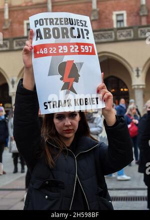 Krakau, Polen. November 2021. Ein Protestler hält während des Protestes ein Plakat. Tausende gehen nach dem Tod der 30-jährigen Izabela (Iza), die in der 22. Schwangerschaftswoche starb, auf die Straßen Polens, weil Ärzte den sterbenden Fohne nach dem Anti-Abtreibungsgesetz nicht abtrieben. (Foto von Alex Bona/SOPA Images/Sipa USA) Quelle: SIPA USA/Alamy Live News Stockfoto