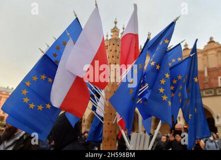 Krakau, Polen. November 2021. Flaggen der Europäischen Union und Polens sind während des Protestes festgeklemmt. Tausende gehen nach dem Tod der 30-jährigen Izabela (Iza), die in der 22. Schwangerschaftswoche starb, auf die Straßen Polens, weil Ärzte den sterbenden Fohne nach dem Anti-Abtreibungsgesetz nicht abtrieben. (Foto von Alex Bona/SOPA Images/Sipa USA) Quelle: SIPA USA/Alamy Live News Stockfoto