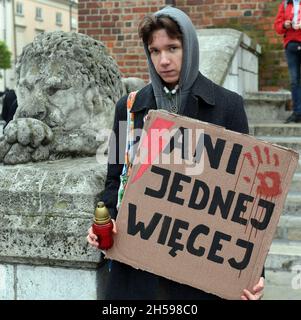 Krakau, Polen. November 2021. Ein Protestler hält während des Protestes ein Plakat. Tausende gehen nach dem Tod der 30-jährigen Izabela (Iza), die in der 22. Schwangerschaftswoche starb, auf die Straßen Polens, weil Ärzte den sterbenden Fohne nach dem Anti-Abtreibungsgesetz nicht abtrieben. (Foto von Alex Bona/SOPA Images/Sipa USA) Quelle: SIPA USA/Alamy Live News Stockfoto