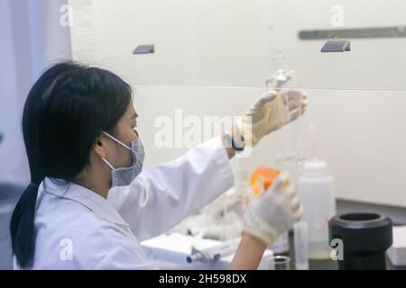 Asiatische Wissenschaftlerin macht ein Experiment im Labor Stockfoto