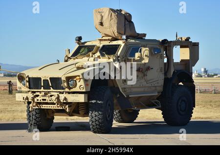 Tucson, USA - 6. November 2021: Der Oshkosh Mine-Resistant Ambush Protected (MRAP) Truck wird vom US-Militär für den Truppentransport eingesetzt. Stockfoto