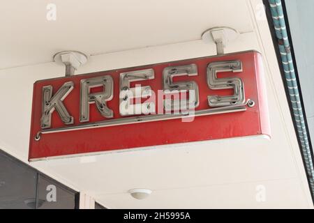 Historisches Kress-Schild am Kress-Gebäude in der Innenstadt von San Antonio, Texas. Stockfoto