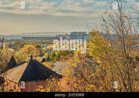 Blick auf die Stadt Thunder Bay Ontario vom Hillcrest Park mit Getreideanschlüssen und dem schlafenden Riesen im Hintergrund. Stockfoto