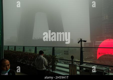 Die Hochhäuser im zentralen Geschäftsviertel von Peking sind in Peking, China, von starkem Smog umhüllt. 06-Nov-2021 Stockfoto