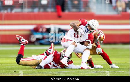 Santa Clara, Kalifornien, USA. November 2021. Arizona Cardinals laufen zurück James Conner (6) wird während eines NFL-Fußballspiels zwischen den Arizona Cardinals und den San Francisco 49ers im Levi's Stadium in Santa Clara, Kalifornien, angegangen. Valerie Shoaps/CSM/Alamy Live News Stockfoto