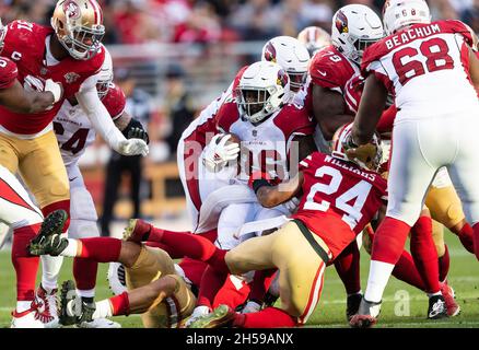 Santa Clara, Kalifornien, USA. November 2021. Arizona Cardinals, die zurücklaufen Eno Benjamin (26) wird während eines NFL-Fußballspiels zwischen den Arizona Cardinals und den San Francisco 49ers im Levi's Stadium in Santa Clara, Kalifornien, angegangen. Valerie Shoaps/CSM/Alamy Live News Stockfoto