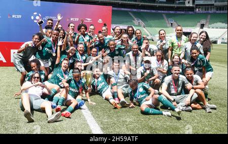 Sao Paulo, Brasilien. Juli 2021. Sao Paulo, Brasilien, 7. November 2021: Das Team von Palmeiras feiert den Gewinn des Copa Paulista-Finales zwischen Palmeiras und Sao Jose im Allianz Parque Stadion in Sao Paulo, Brasilien. Fernando Roberto/SPP Kredit: SPP Sport Pressefoto. /Alamy Live News Stockfoto