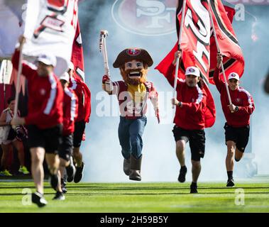 Santa Clara, Kalifornien, USA. November 2021. Das 49ers-Maskottchen, Sourdough Sam, erhebt sich vor einem NFL-Fußballspiel zwischen den Arizona Cardinals und den San Francisco 49ers im Levi's Stadium in Santa Clara, Kalifornien, auf das Spielfeld. Valerie Shoaps/CSM/Alamy Live News Stockfoto