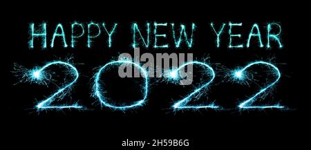 2022 Happy New Year Feuerwerk geschrieben funkelnden Wunderkerzen in der Nacht Stockfoto