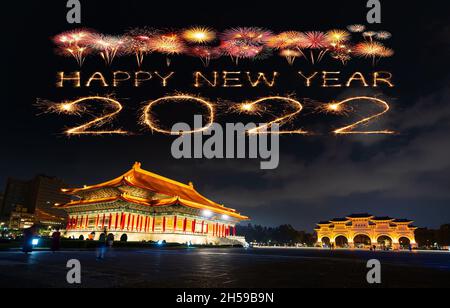 2022 Happy New Year Feuerwerk feiert über Chiang Kai-Shek Memorial Hall in der Nacht in Taipei, Taiwan Stockfoto