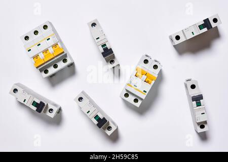 Elektrische Leistungsschalter. FI-Schutzschalter-Platine mit vielen Schaltern. Schaltung für die Beleuchtung. Schalttafel des elektrischen Leistungsschalters Stockfoto