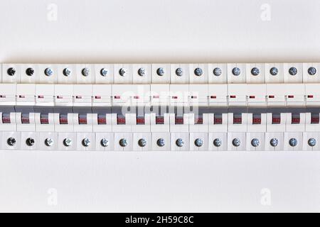 Elektrische Leistungsschalter. FI-Schutzschalter-Platine mit vielen Schaltern. Schaltung für die Beleuchtung. Schalttafel des elektrischen Leistungsschalters Stockfoto