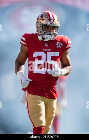 Santa Clara, Kalifornien, USA. November 2021. San Francisco 49ers rennt zurück Eli Mitchell (25) geht auf das Spielfeld, bevor es im Levi's Stadium in Santa Clara, Kalifornien, zu einem NFL-Fußballspiel zwischen den Arizona Cardinals und den San Francisco 49ers geht. Valerie Shoaps/CSM/Alamy Live News Stockfoto