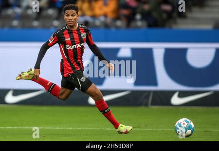 Berlin, Deutschland. November 2021. Fußball: Bundesliga, Hertha BSC - Bayer Leverkusen, Matchday 11, Olympiastadion. Amine Adli von Bayer Leverkusen spielt den Ball. Quelle: Andreas Gora/dpa - WICHTIGER HINWEIS: Gemäß den Bestimmungen der DFL Deutsche Fußball Liga und/oder des DFB Deutscher Fußball-Bund ist es untersagt, im Stadion und/oder vom Spiel aufgenommene Fotos in Form von Sequenzbildern und/oder videoähnlichen Fotoserien zu verwenden oder zu verwenden./dpa/Alamy Live News Stockfoto