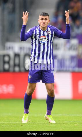 Aue, Deutschland. November 2021. Fußball: 2. Bundesliga, Erzgebirge Aue - 1. FC Heidenheim, Matchday 13, Erzgebirgsstadion. Aues Antonio Jonjic Gesten. Kredit: Robert Michael/dpa-Zentralbild/dpa - WICHTIGER HINWEIS: Gemäß den Bestimmungen der DFL Deutsche Fußball Liga und/oder des DFB Deutscher Fußball-Bund ist es untersagt, im Stadion und/oder vom Spiel aufgenommene Fotos in Form von Sequenzbildern und/oder videoähnlichen Fotoserien zu verwenden oder zu verwenden./dpa/Alamy Live News Stockfoto