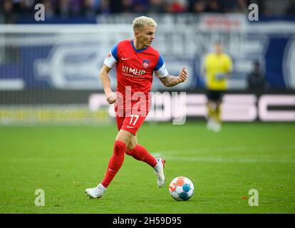 Aue, Deutschland. November 2021. Fußball: 2. Bundesliga, Erzgebirge Aue - 1. FC Heidenheim, Matchday 13, Erzgebirgsstadion. Heidenheims Florian Pick spielt den Ball. Kredit: Robert Michael/dpa-Zentralbild/dpa - WICHTIGER HINWEIS: Gemäß den Bestimmungen der DFL Deutsche Fußball Liga und/oder des DFB Deutscher Fußball-Bund ist es untersagt, im Stadion und/oder vom Spiel aufgenommene Fotos in Form von Sequenzbildern und/oder videoähnlichen Fotoserien zu verwenden oder zu verwenden./dpa/Alamy Live News Stockfoto