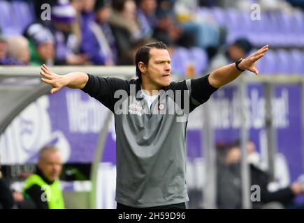 Aue, Deutschland. November 2021. Fußball: 2. Bundesliga, Erzgebirge Aue - 1. FC Heidenheim, Matchday 13, Erzgebirgsstadion. Aues Teamleiter Marc Hensel zeigt sich gedeutet. Kredit: Robert Michael/dpa-Zentralbild/dpa - WICHTIGER HINWEIS: Gemäß den Bestimmungen der DFL Deutsche Fußball Liga und/oder des DFB Deutscher Fußball-Bund ist es untersagt, im Stadion und/oder vom Spiel aufgenommene Fotos in Form von Sequenzbildern und/oder videoähnlichen Fotoserien zu verwenden oder zu verwenden./dpa/Alamy Live News Stockfoto