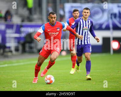 Aue, Deutschland. November 2021. Fußball: 2. Bundesliga, Erzgebirge Aue - 1. FC Heidenheim, Matchday 13, Erzgebirgsstadion. Heidenheims Maurice Malone (l) spielt den Ball vor Aues Antonio Jonjic. Kredit: Robert Michael/dpa-Zentralbild/dpa - WICHTIGER HINWEIS: Gemäß den Bestimmungen der DFL Deutsche Fußball Liga und/oder des DFB Deutscher Fußball-Bund ist es untersagt, im Stadion und/oder vom Spiel aufgenommene Fotos in Form von Sequenzbildern und/oder videoähnlichen Fotoserien zu verwenden oder zu verwenden./dpa/Alamy Live News Stockfoto