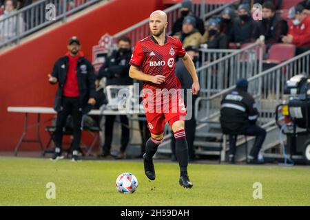 Toronto, Kanada. November 2021. Michael Bradley (Nr. 4) vom FC Toronto während des MLS-Spiels zwischen dem FC Toronto und DC United im BMO Field (Endstand; Toronto FC 1-3 DC United) Credit: SOPA Images Limited/Alamy Live News Stockfoto