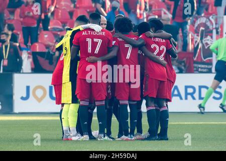 Toronto, Kanada. November 2021. Spieler des FC Toronto huddeln vor dem MLS-Spiel zwischen dem FC Toronto und DC United im BMO Field (Endstand; Toronto FC 1-3 DC United) Credit: SOPA Images Limited/Alamy Live News Stockfoto
