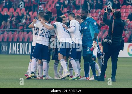 Toronto, Kanada. November 2021. Die Spieler von DC United huddeln vor dem MLS-Spiel zwischen dem FC Toronto und DC United im BMO Field (Endstand; Toronto FC 1-3 DC United) Credit: SOPA Images Limited/Alamy Live News Stockfoto