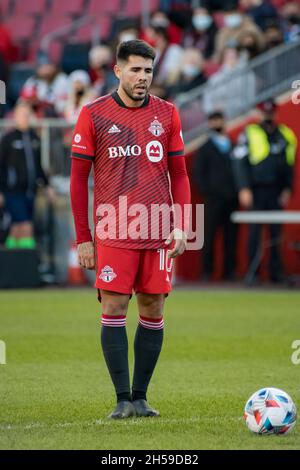 Toronto, Kanada. November 2021. Alejandro Pozuelo (Nr.10) vom FC Toronto in Aktion gesehen während des MLS-Spiels zwischen dem FC Toronto und DC United im BMO Field (Endstand; Toronto FC 1-3 DC United) Credit: SOPA Images Limited/Alamy Live News Stockfoto