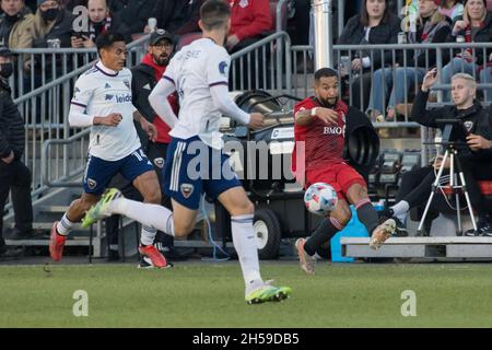 Toronto, Kanada. November 2021. Justin Morrow (R) Toronto FC beim MLS-Spiel zwischen dem FC Toronto und DC United beim BMO Field in Aktion gesehen (Endstand; Toronto FC 1-3 DC United) Quelle: SOPA Images Limited/Alamy Live News Stockfoto