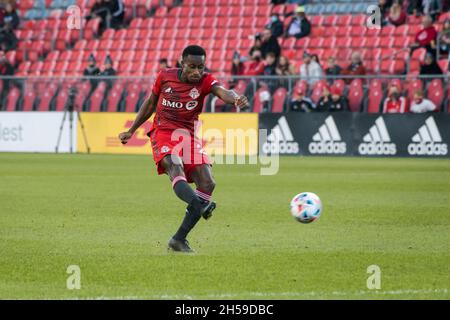 Toronto, Kanada. November 2021. Richie Laryea (No.22) vom FC Toronto während des MLS-Spiels zwischen dem FC Toronto und DC United im BMO Field (Endstand; Toronto FC 1-3 DC United) Credit: SOPA Images Limited/Alamy Live News Stockfoto